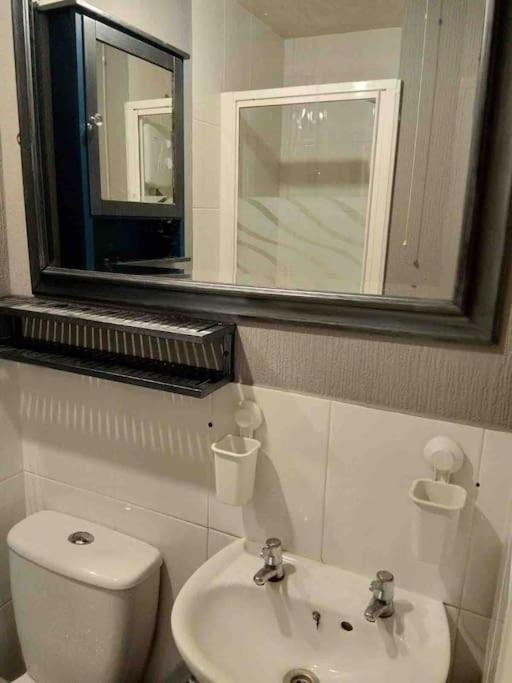 Cayton Village Hide Away Екстер'єр фото