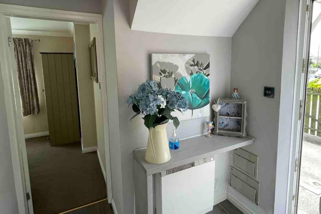 Cayton Village Hide Away Екстер'єр фото